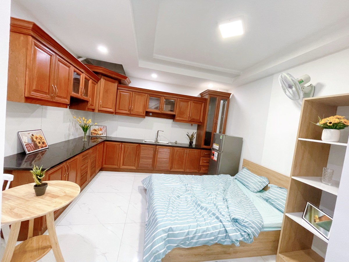 Ch full nội thất . Tầng trệt đối diện etown cộng hoà