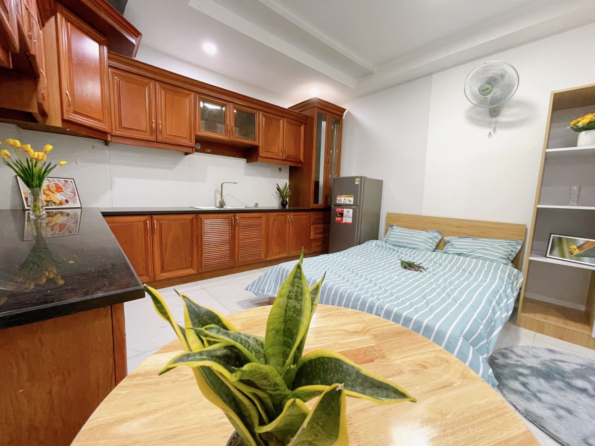 Ch full nội thất . Tầng trệt đối diện etown cộng hoà