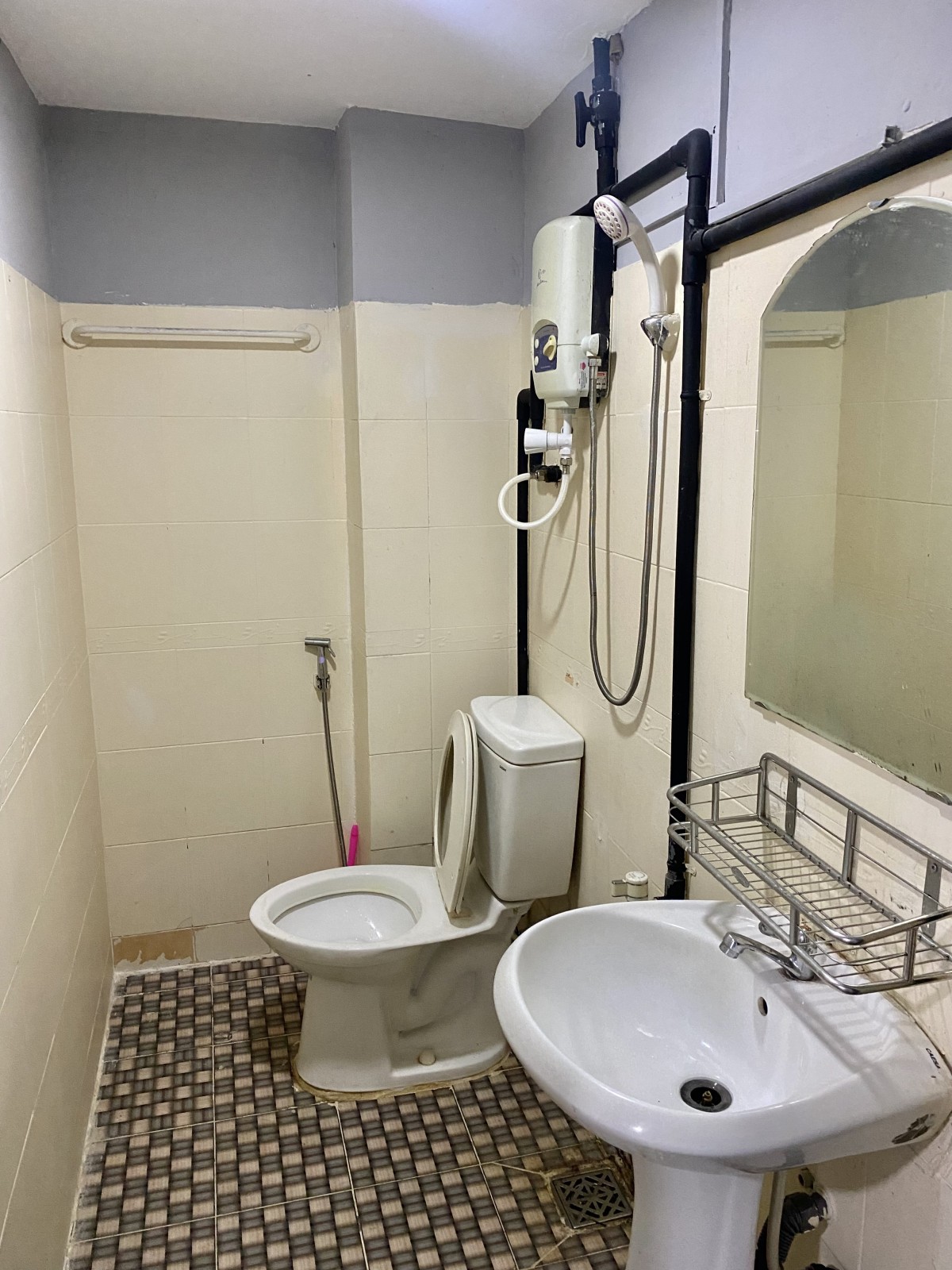 Phòng có giường tầng toilet riêng, giờ giấc tự do, ngay bờ kè Hoàng Sa