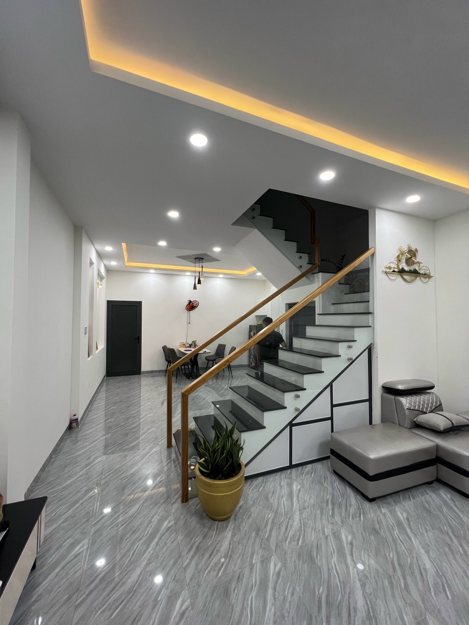 Cho thuê nhà 2 tầng gần sân bóng Phước Long mới xây, đầy đủ nội thất chỉ 15tr/ tháng 0966838679