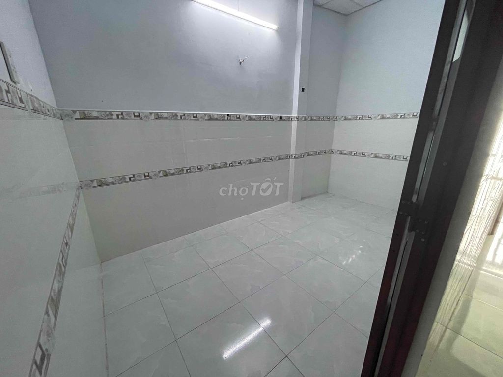 Chính chủ cho thuê phòng trọ mới xây, 60m2, có ban công thoáng ngay đường Bình Long, Tân Phú