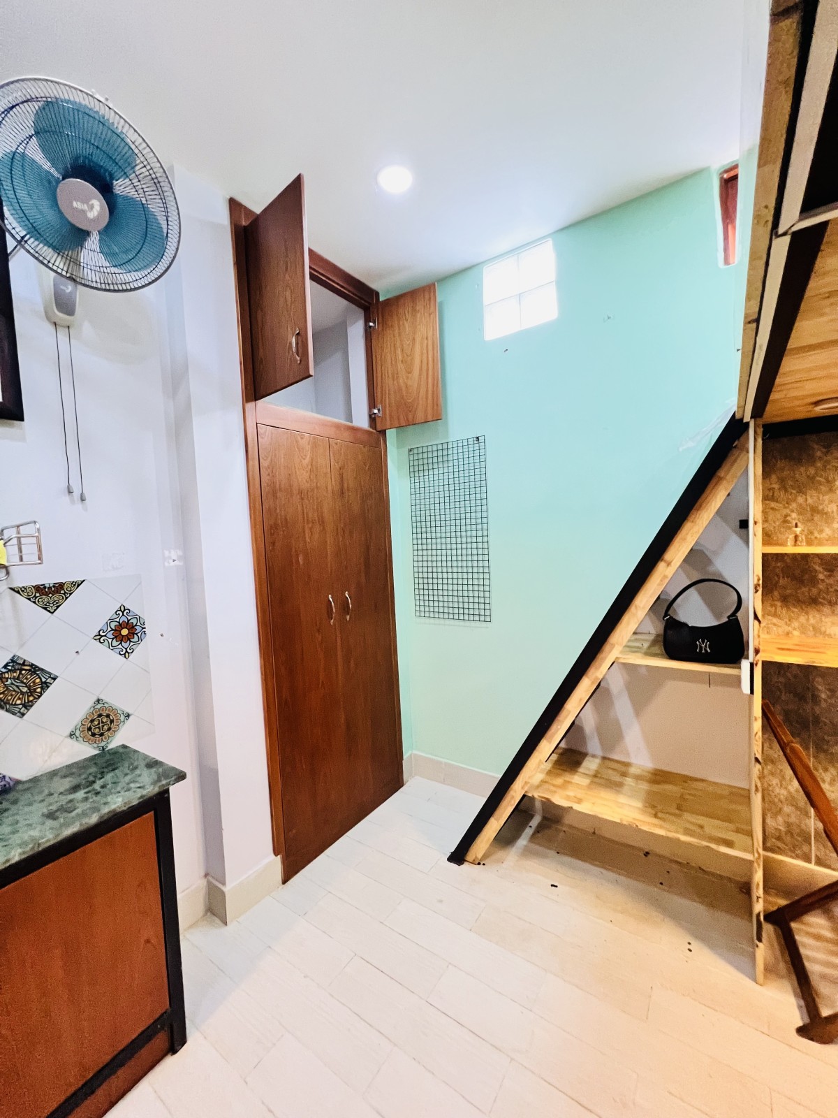 Cho thuê phòng có gác đường Trương Định, phường 9, quận 3. Full nội thất. Giá 4,3triệu.