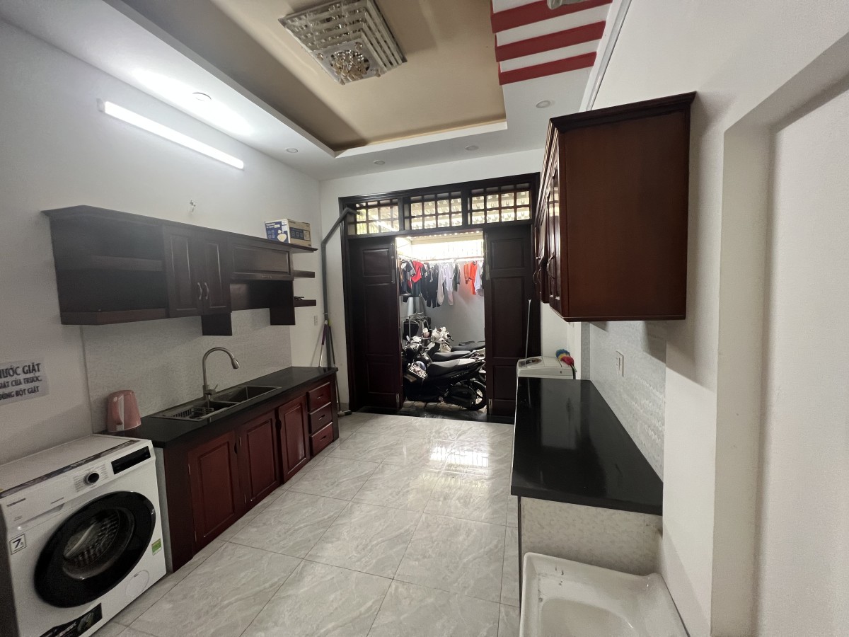Phòng có máy lạnh,Ngay cầu vượt Linh Xuân