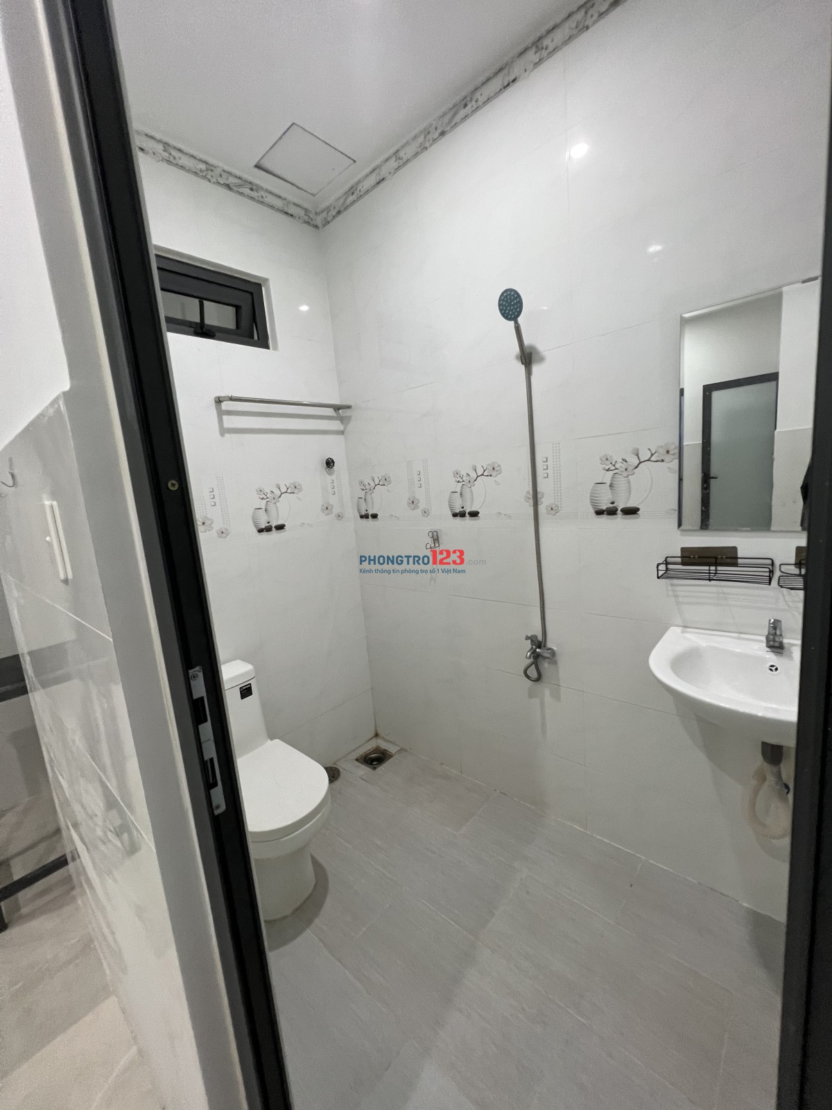 Phòng mới có máy lạnh , 2 cửa sổ thoáng mát . gần Gigamall