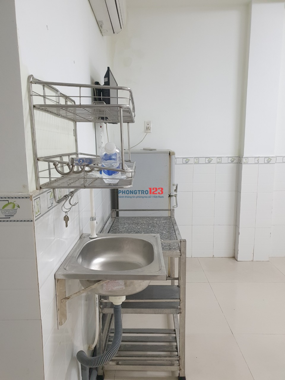 Phòng trọ rộng 25m2 có máy lạnh giá rẻ đường Trường Chinh , P.13 , Quận Tân Bình