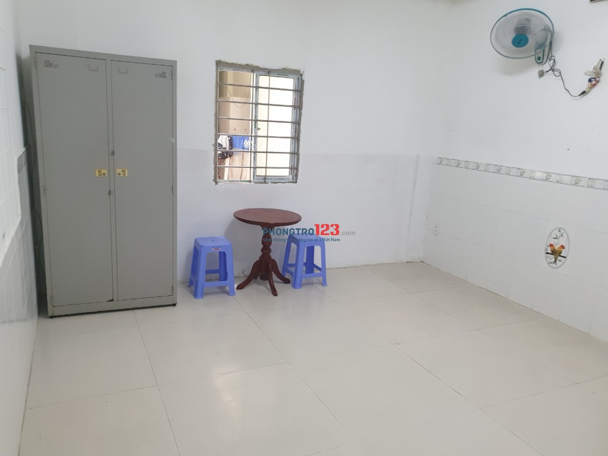 Phòng trọ rộng 25m2 có máy lạnh giá rẻ đường Trường Chinh , P.13 , Quận Tân Bình