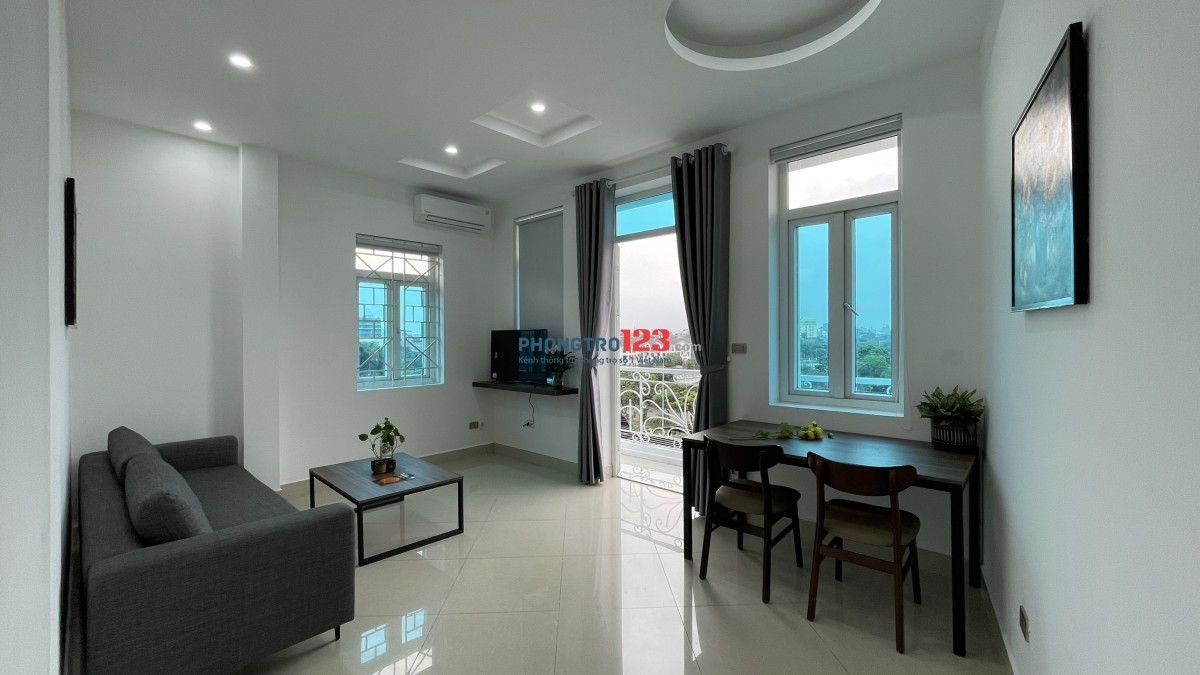 Chủ nhà cho thuê căn hộ 2 ngủ 1 khách, 90m2, có ban công view hồ Tây, mặt phố Trịnh Công Sơn, Tây Hồ, HN
