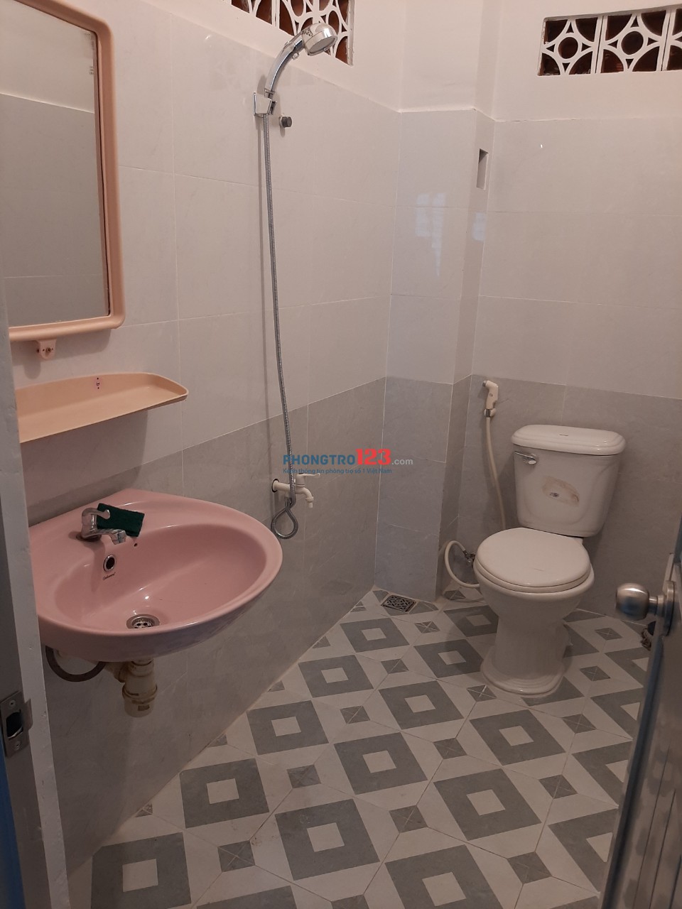 Nhà cho thuê diện tích 5x12m, 1 trệt 1 lầu, 1 phòng khách, 4 phòng ngủ, 2 toilet.