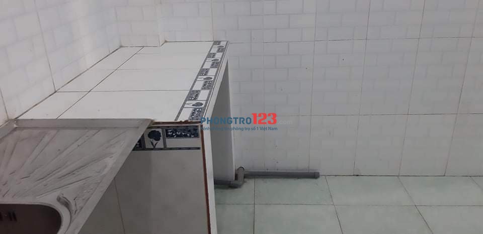 Nhà nhỏ, rất thoáng mát, riêng tư, ban công dài 4m riêng biệt, đường thông thoáng.