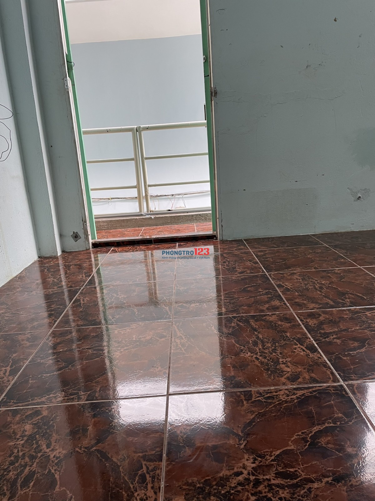 Nhà nhỏ, rất thoáng mát, riêng tư, ban công dài 4m riêng biệt, đường thông thoáng.