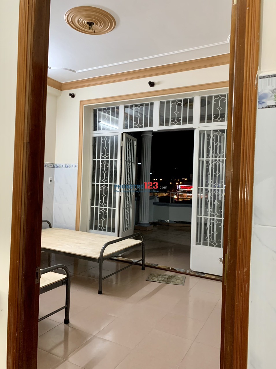 Quận 9 Cho Thuê 2 Phòng Liền Kề Lầu 3 . Ban Công Rộng Rãi ( 4 Người trở lên )