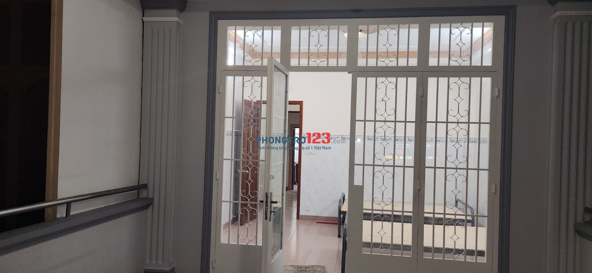 Quận 9 Cho Thuê 2 Phòng Liền Kề Lầu 3 . Ban Công Rộng Rãi ( 4 Người trở lên )
