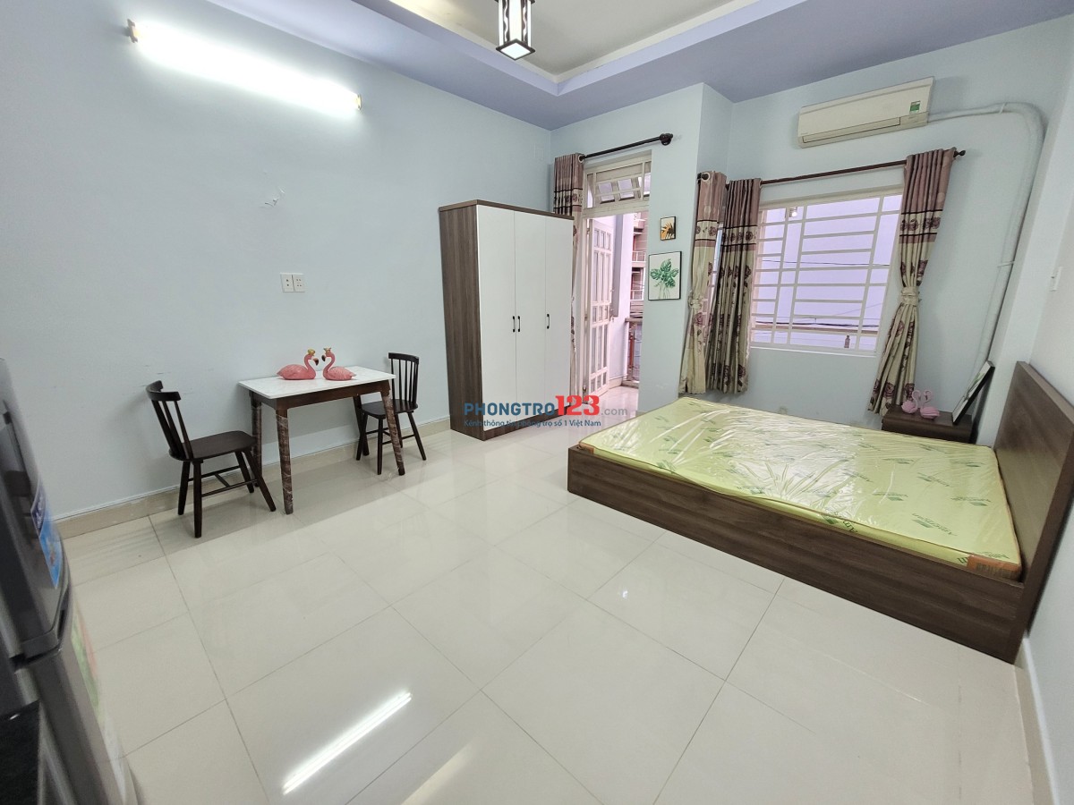 Phòng Ban Công Thoáng Mát 30m2, 35m2 Full Nội Thất Ngay Chợ Thạch Đà