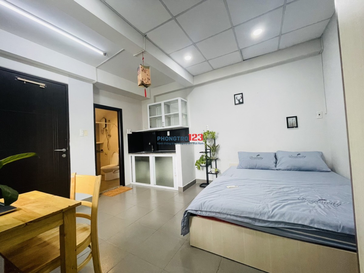 Căn hộ dịch vụ một phòng ngủ có ban công và cửa sổ thoáng đường Thích Bửu Đăng quận Gò Vấp