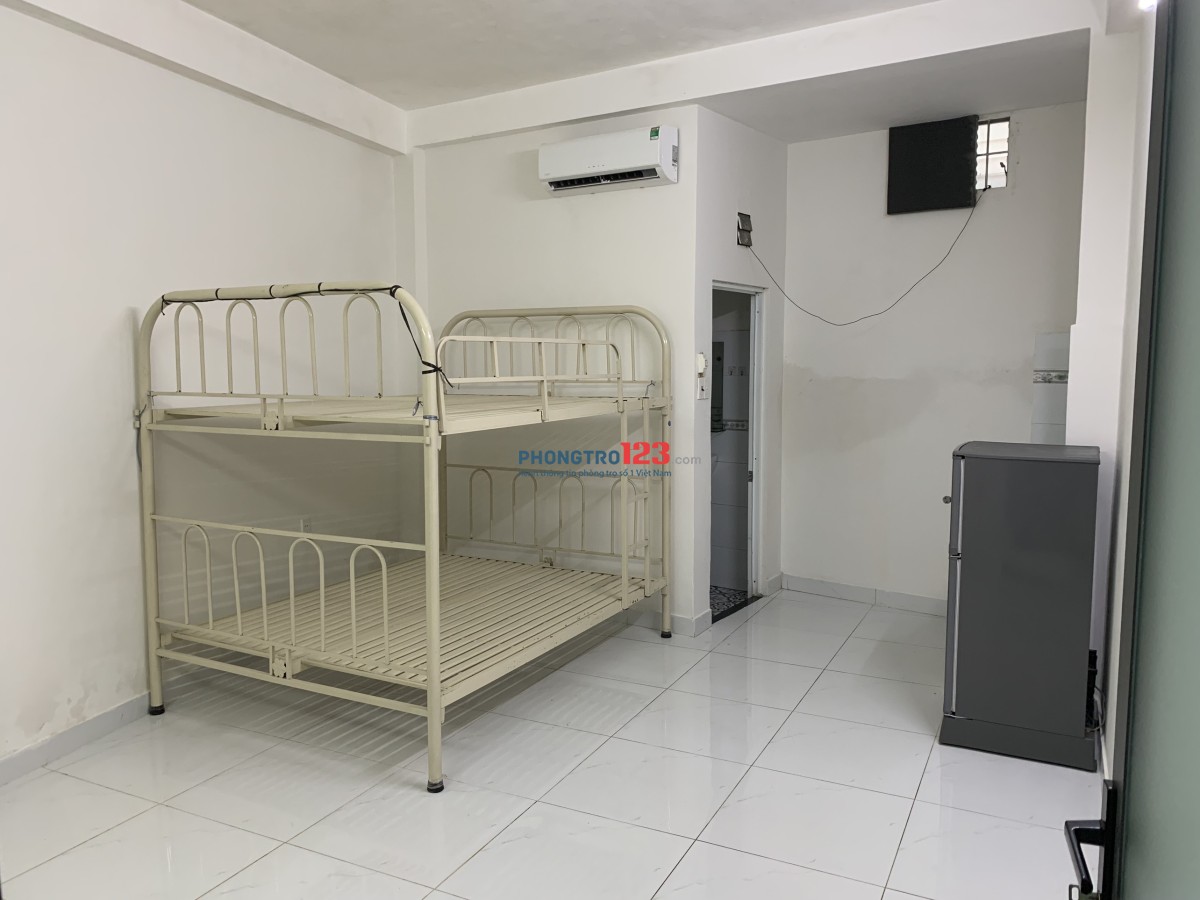 Phòng trọ rộng rãi 30m2 có máy lạnh, máy giặt, tầng trệt, giờ giấc tự do, Thành Thái Q10