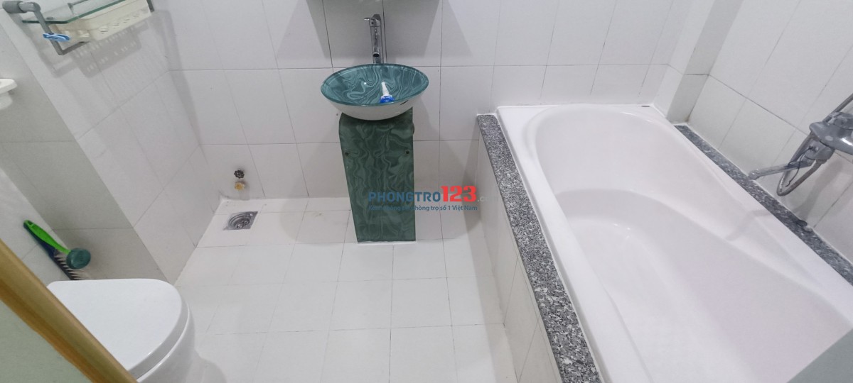 Phòng 40m2 cho thuê ngay sạch sẽ, được nấu ăn, có ban công, toilet trong phòng, Q.11