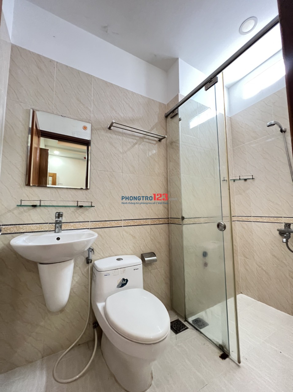 Căn hộ 2 phòng ngủ, 2 WC, máy giặt riêng y hình ngay Nguyễn Trãi Q1 giá tốt