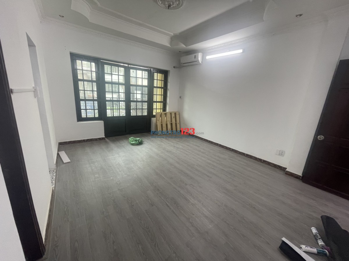 Cho Thuê Phòng Rộng 40m2 Có Ban Công Tách Bếp Gần Ngã Tư Phú Nhuận