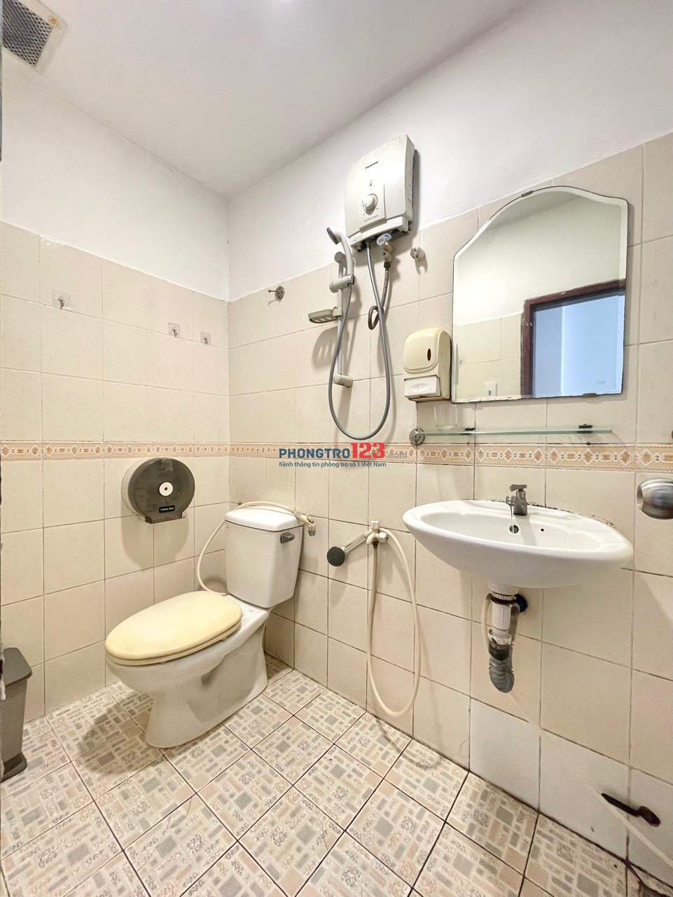 Phòng full nội thất Quận 1_Ban công_Gần phố Tây Bùi Viện_An ninh_Yên tĩnh_Giá tốt_Hầm xe rộng
