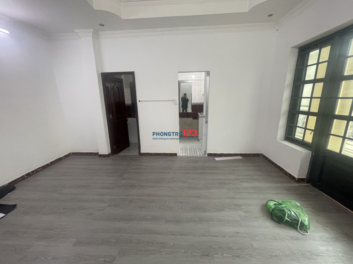 Cho Thuê Phòng Rộng 40m2 Có Ban Công Tách Bếp Gần Ngã Tư Phú Nhuận
