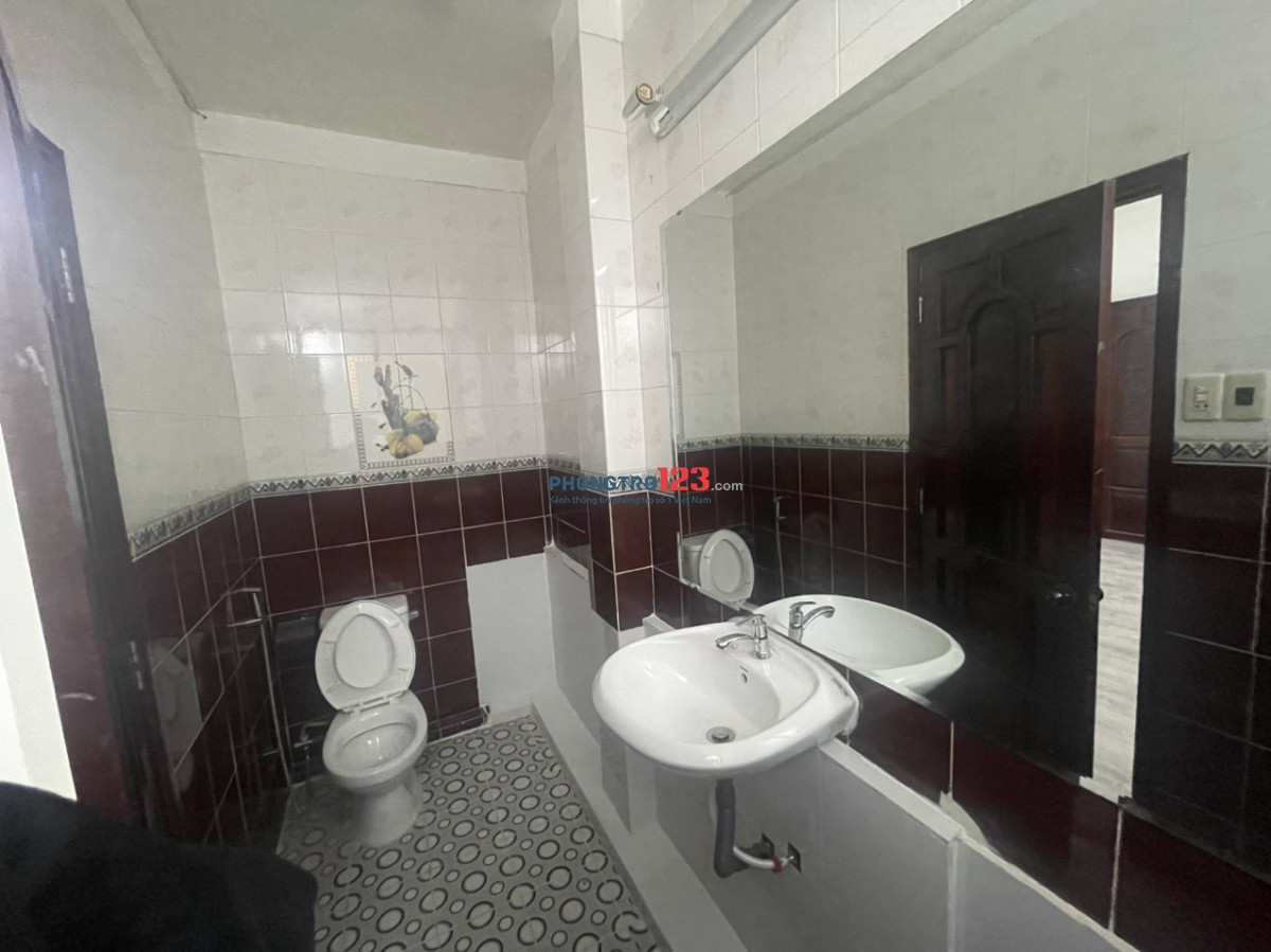 Cho Thuê Phòng Rộng 40m2 Có Ban Công Tách Bếp Gần Ngã Tư Phú Nhuận