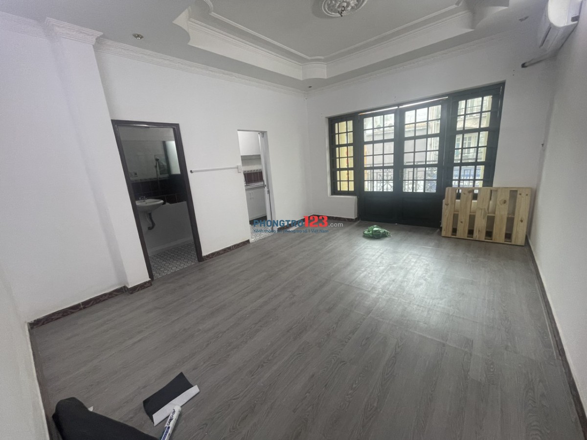 Cho Thuê Phòng Rộng 40m2 Có Ban Công Tách Bếp Gần Ngã Tư Phú Nhuận