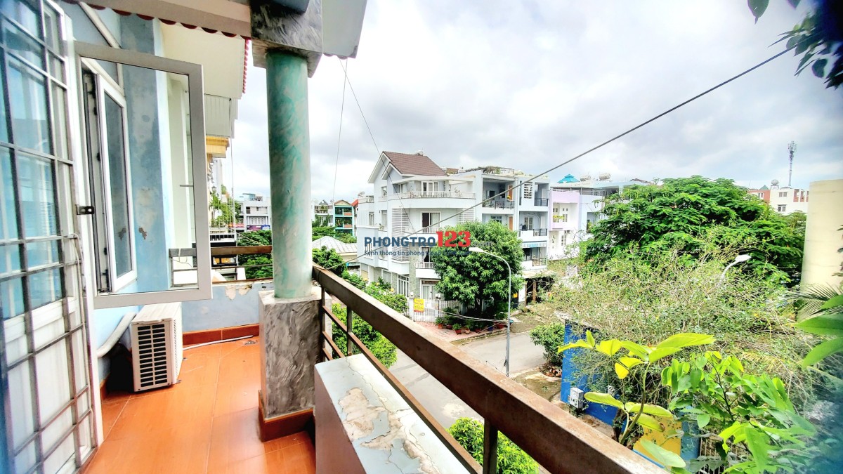 Phòng ban công tiện nghi ngay Phạm Văn Đồng P13 Bình Thạnh. Giá 6tr5