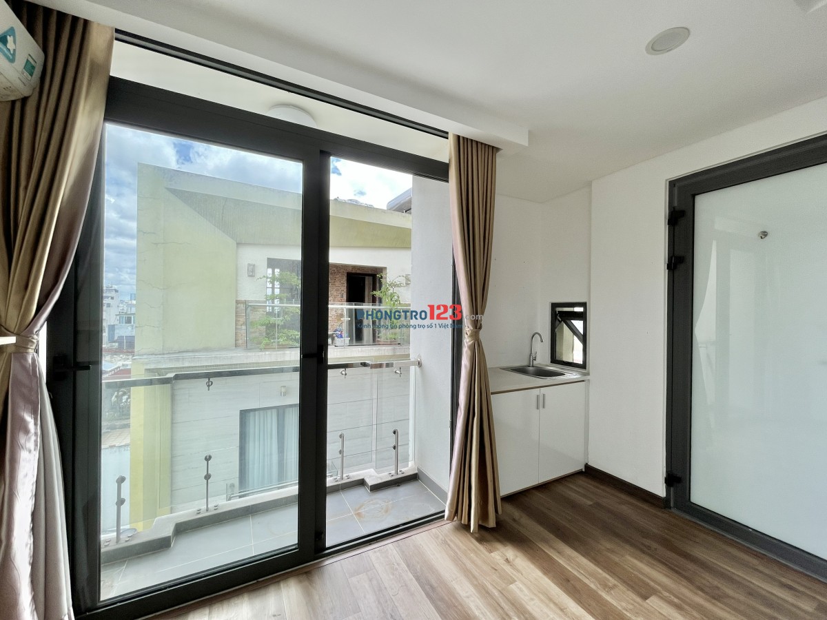 Ban công mới 100% - full nội thất đẹp ngay chợ Phạm Văn Bạch - ở liền.