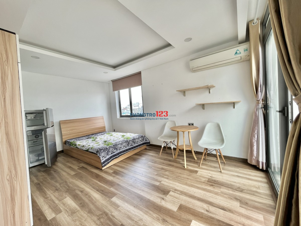 Ban công mới 100% - full nội thất đẹp ngay chợ Phạm Văn Bạch - ở liền.