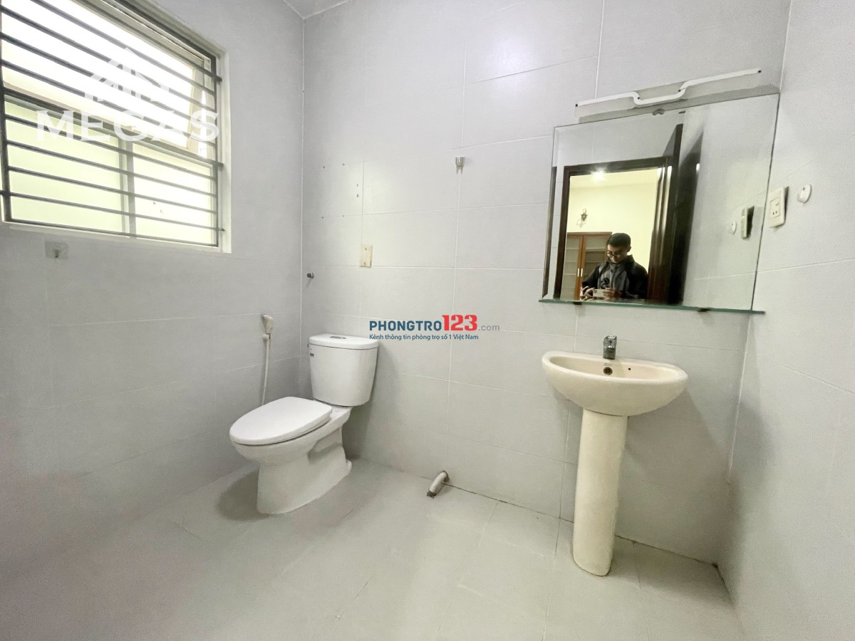 Phòng ban công thoáng má ngay Sân Bay Tân Sơn Nhất P2