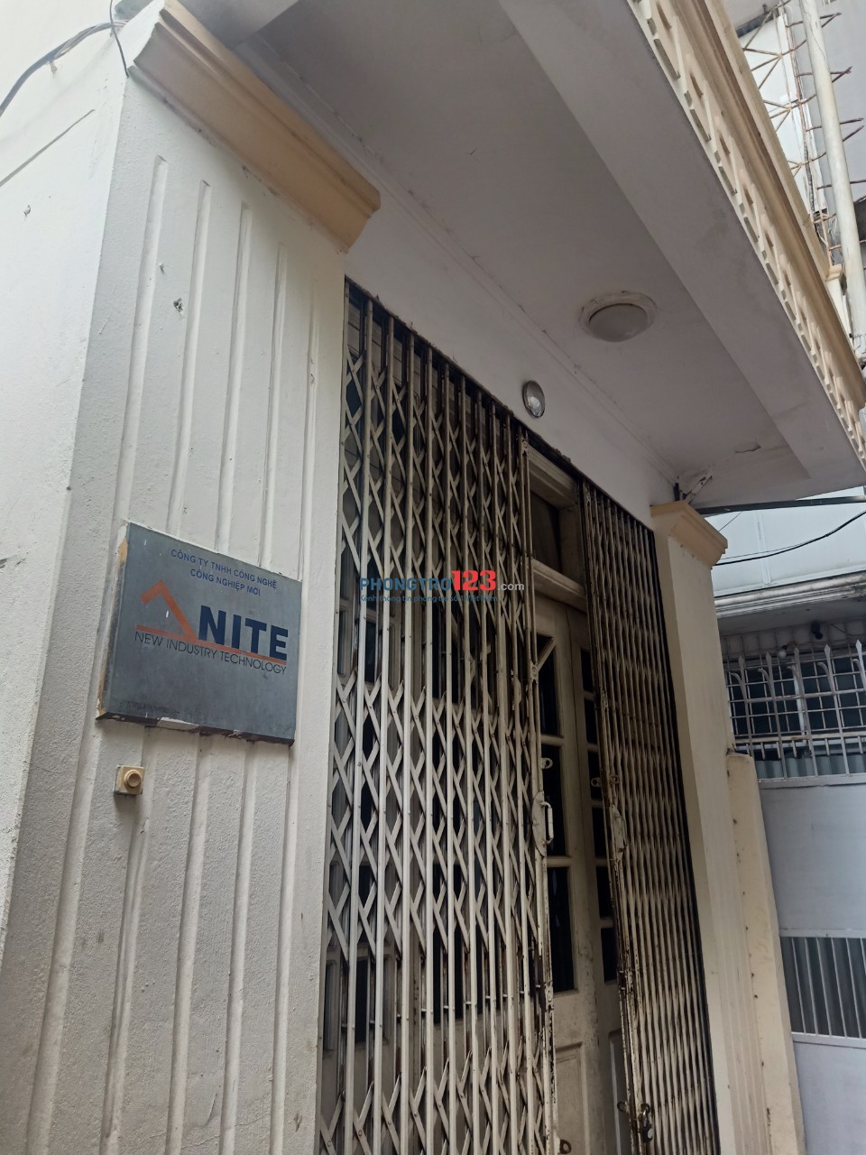 Chính chủ cho thuê nhà nguyên căn 5 tầng, DT 40m2 x 5, 2 mặt tiền thoáng mát tại phố Phan Văn Trị, quận Đống Đa