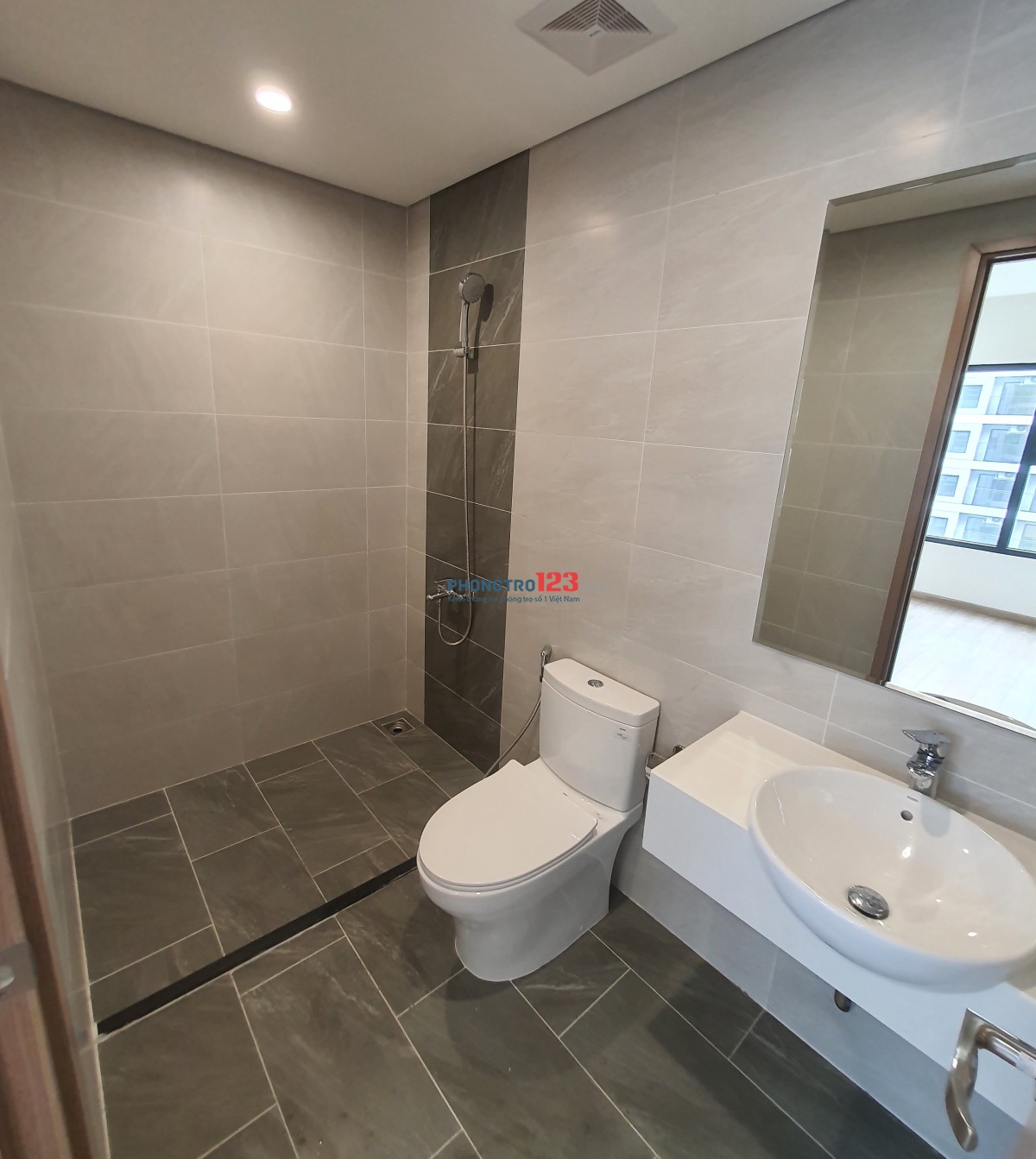 Chính chủ cho thuê căn 2PN 2WC nội thất bếp rèm máy lạnh Vinhome Grand Park Q9