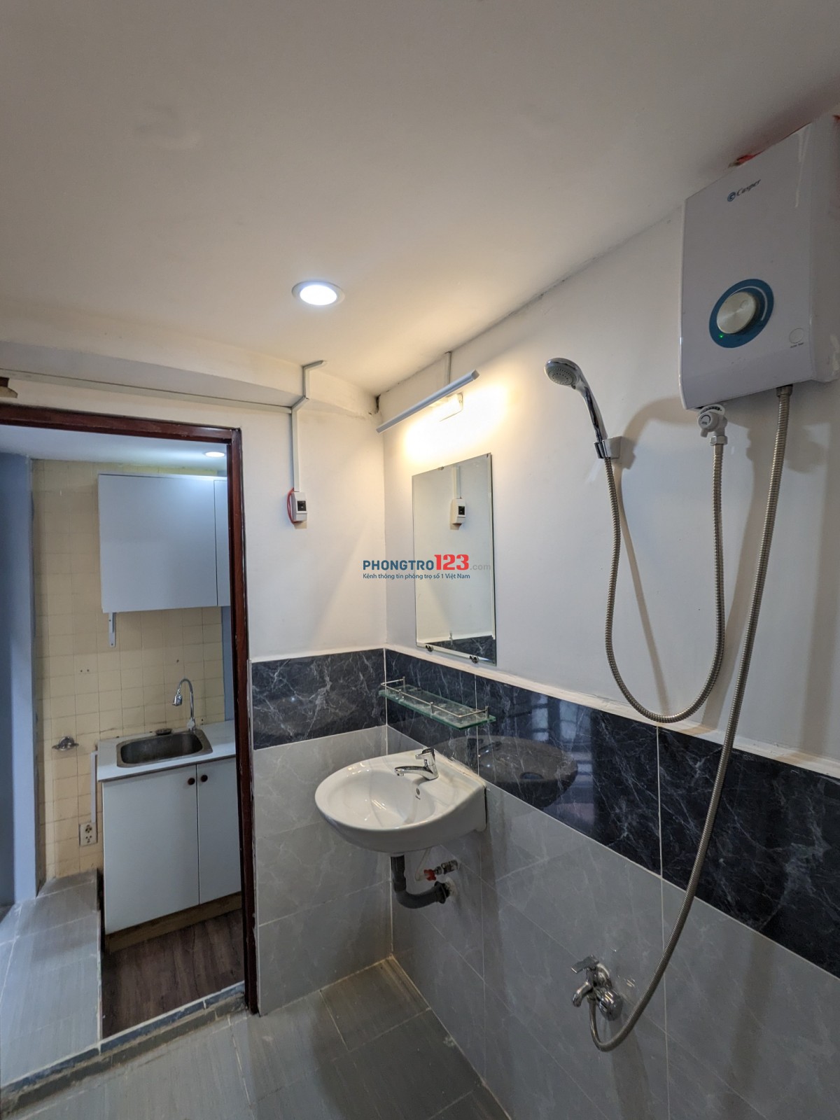 Phòng full nội thất đẹp tầng trệt bancol sau gần Vinhome Landmark