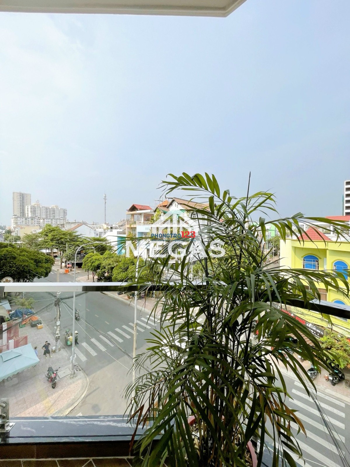 Căn hộ view kính, full nội thất, có ban công, ngay mặt tiền đường Hồng Bàng