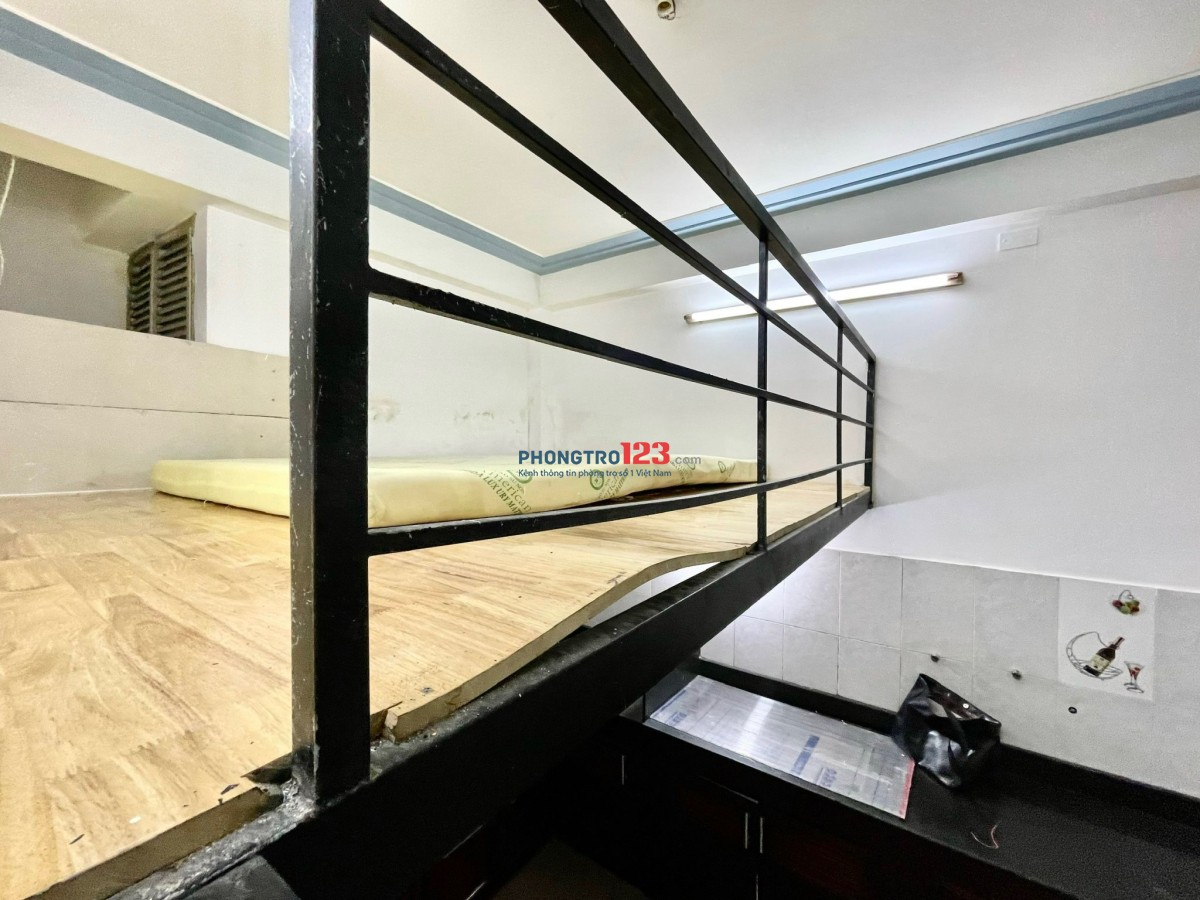 Duplex sẵn máy lạnh, tủ đồ, kệ bếp, Quận 10