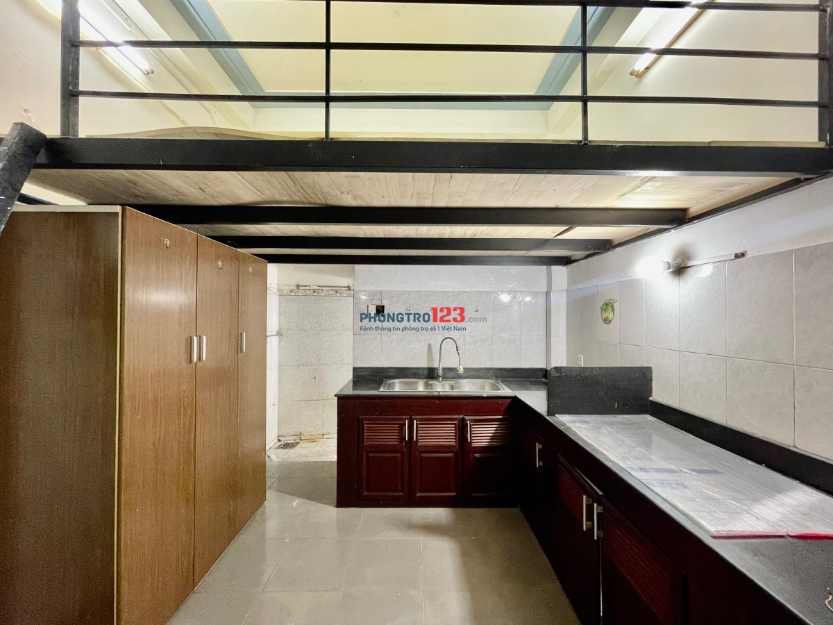 Duplex sẵn máy lạnh, tủ đồ, kệ bếp, Quận 10