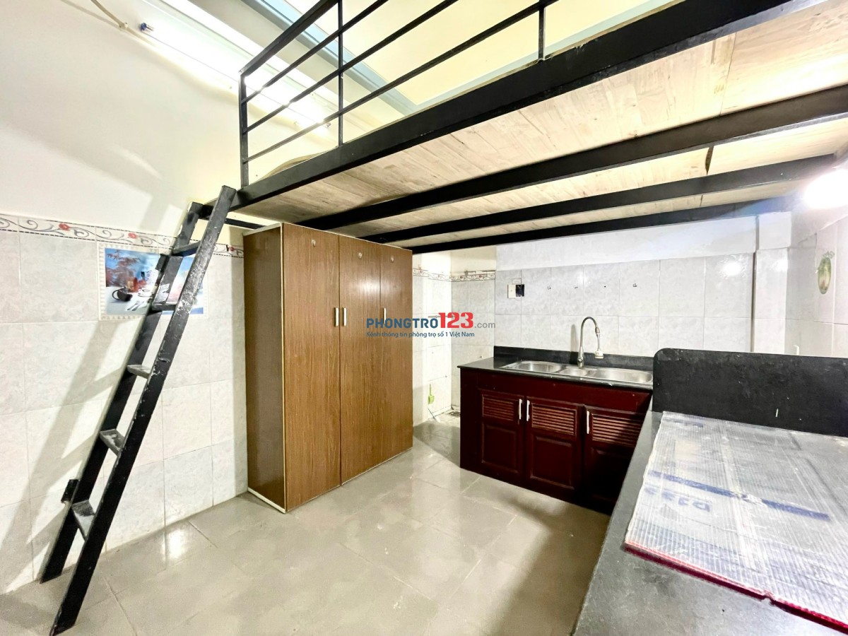 Duplex sẵn máy lạnh, tủ đồ, kệ bếp, Quận 10