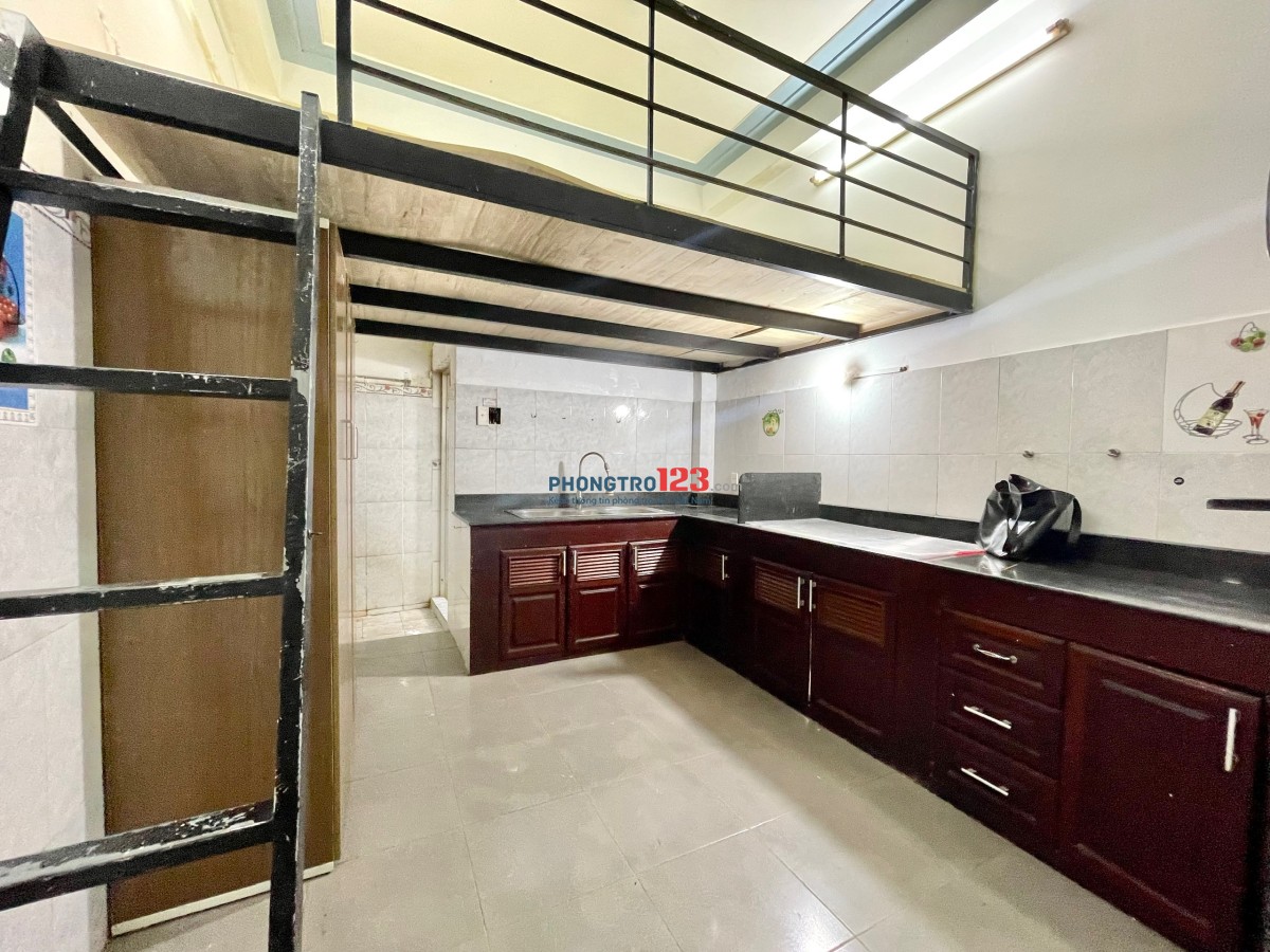 Duplex sẵn máy lạnh, tủ đồ, kệ bếp, Quận 10