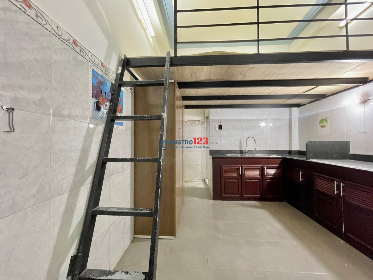 Duplex sẵn máy lạnh, tủ đồ, kệ bếp, Quận 10