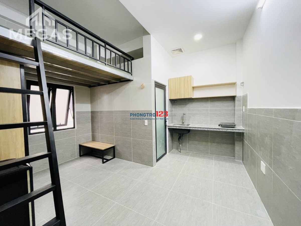 Duplex cửa sổ mặt tiền - Ngay Crescent, Cosmo Nguyễn Thị Thập