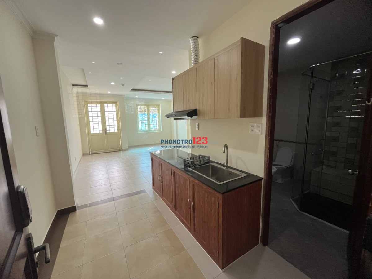 Căn hộ full nội thất, cửa sổ thoáng, bếp có hút mùi (không sợ ám mùi)