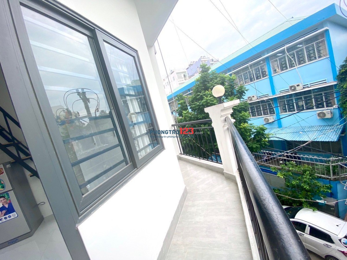 Cho thuê phòng dạng duplex full nội thất có ban công thoáng nằm ngay cầu Hoàng Hoa Thám, quận Tân Bình