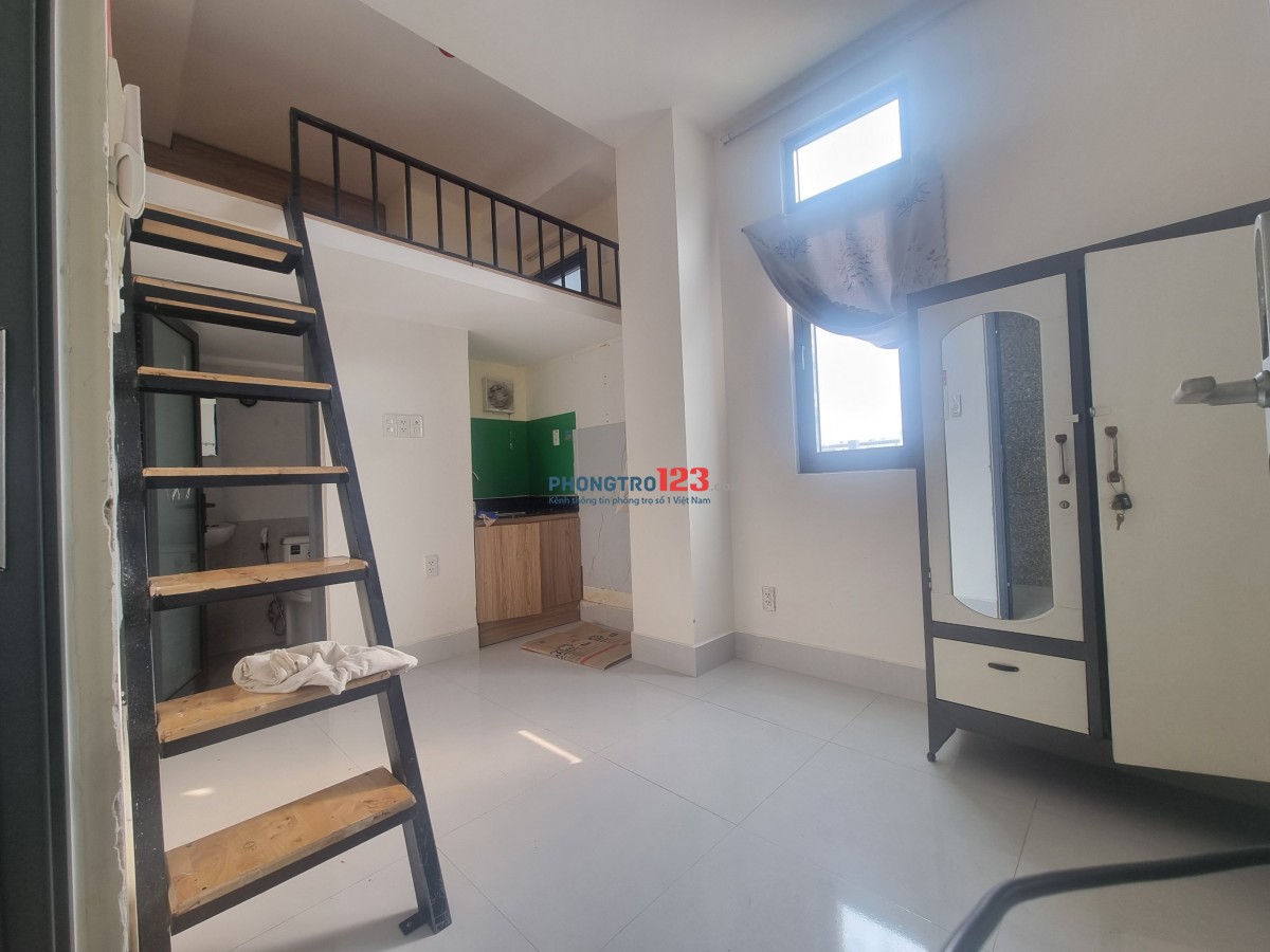 Duplex full nội thất, ở được 4 bạn, free xe, gần ĐH Hutech, Ngoại Thương, ĐH Giao thông vận tải