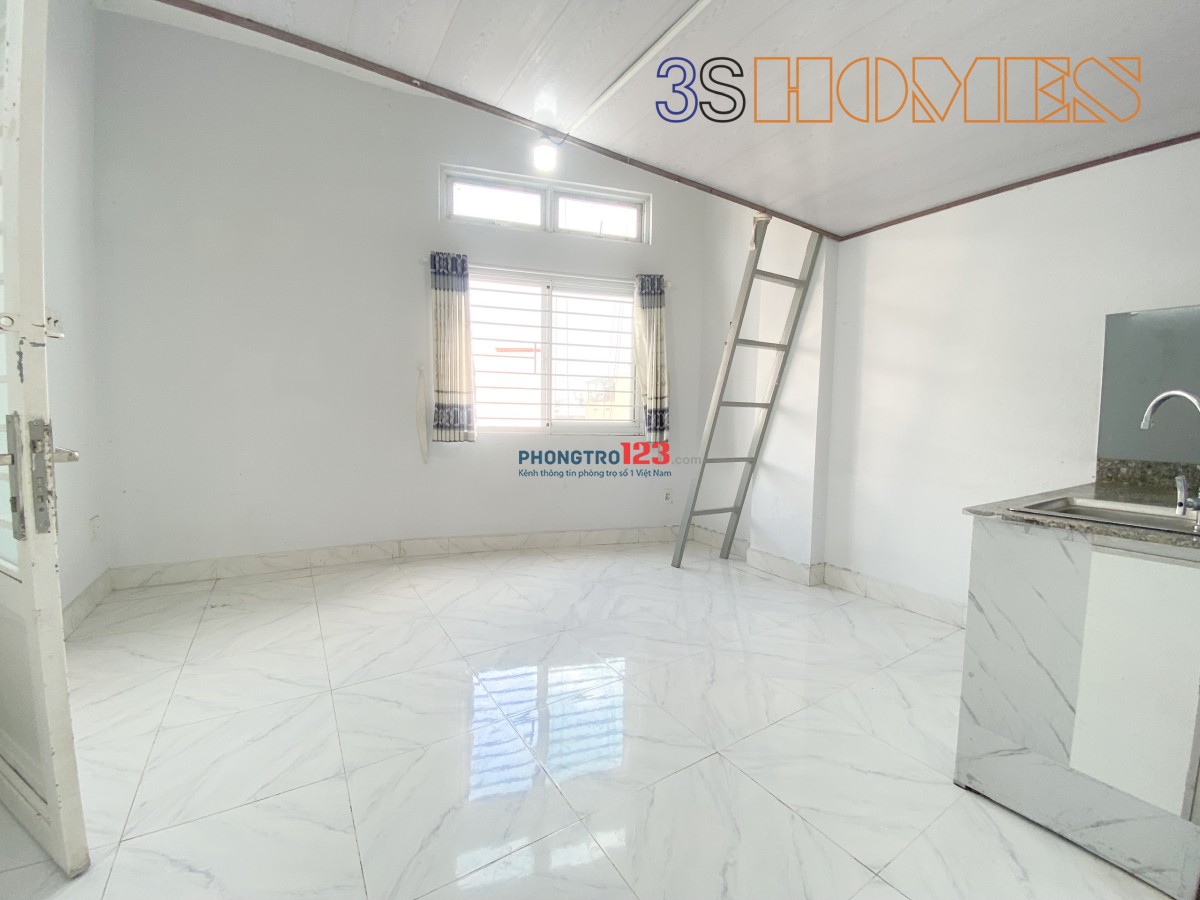 Phòng gác có máy lạnh, cửa sổ trời, gần Đại học Công Thương. Giờ giấc tự do