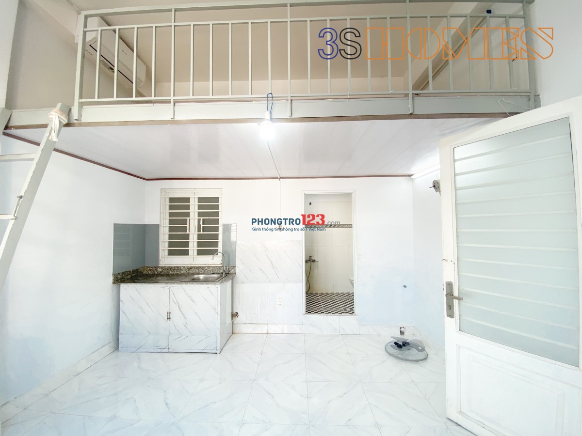 Phòng gác có máy lạnh, cửa sổ trời, gần Đại học Công Thương. Giờ giấc tự do