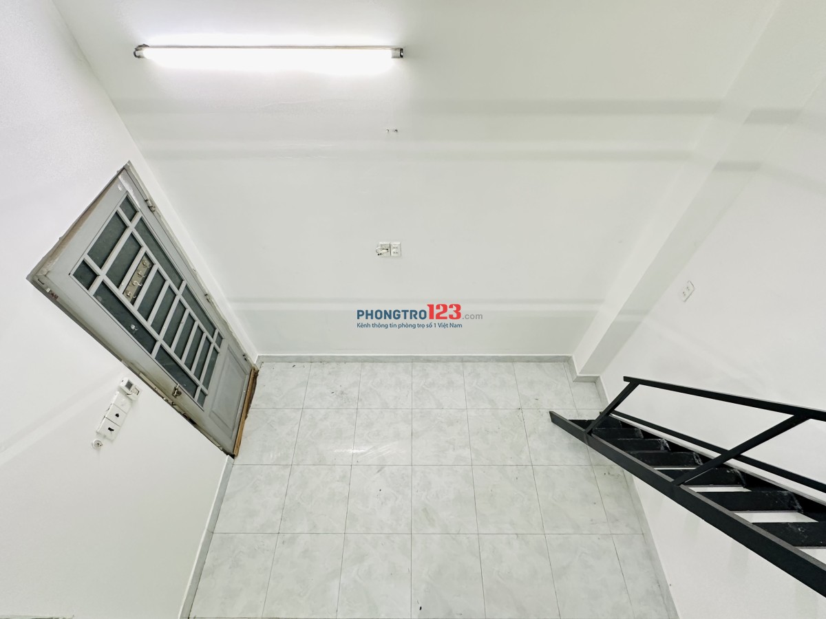 Duplex gác cao 2m tại Huỳnh Tấn Phát, Quận 7. Tiện nghi đầy đủ: Gác lửng rộng rãi, máy lạnh, nước nóng lạnh