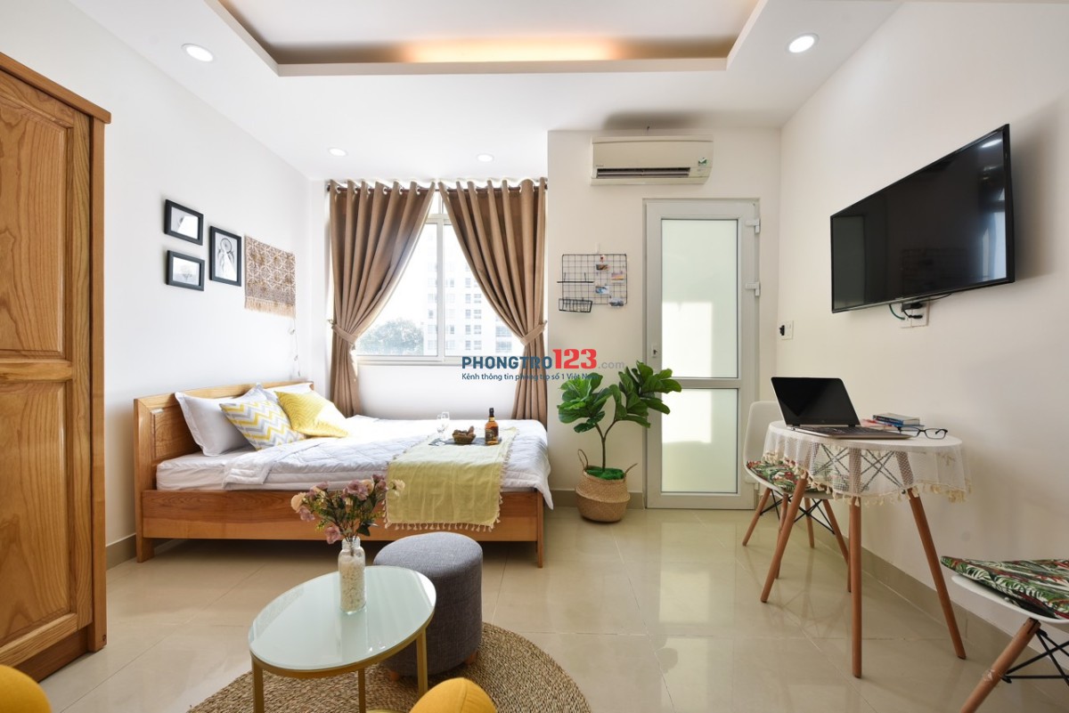 Cho thuê căn hộ dịch vụ có cửa sổ lớn, đầy đủ nội thất, tọa lạc tại đường Trần Hưng Đạo Q1, gần Chợ Bến Thành