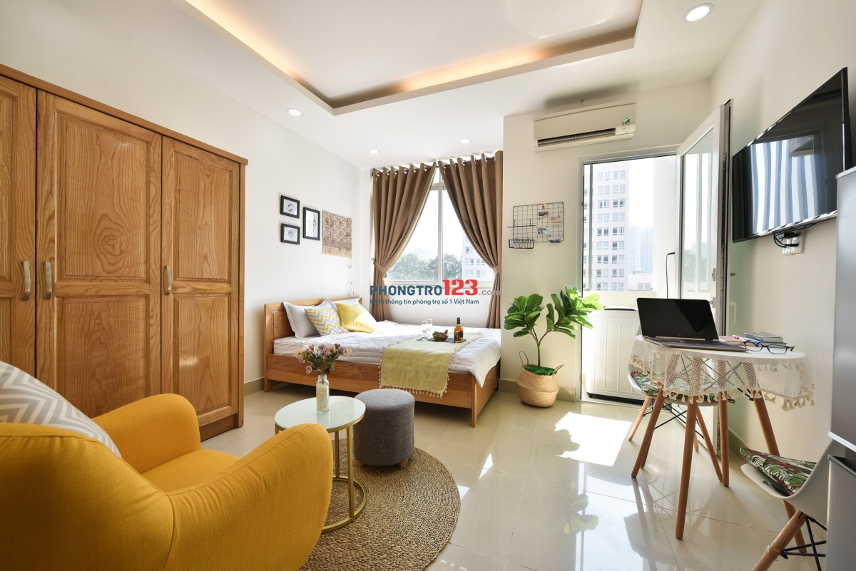 Cho thuê căn hộ dịch vụ có cửa sổ lớn, đầy đủ nội thất, tọa lạc tại đường Trần Hưng Đạo Q1, gần Chợ Bến Thành