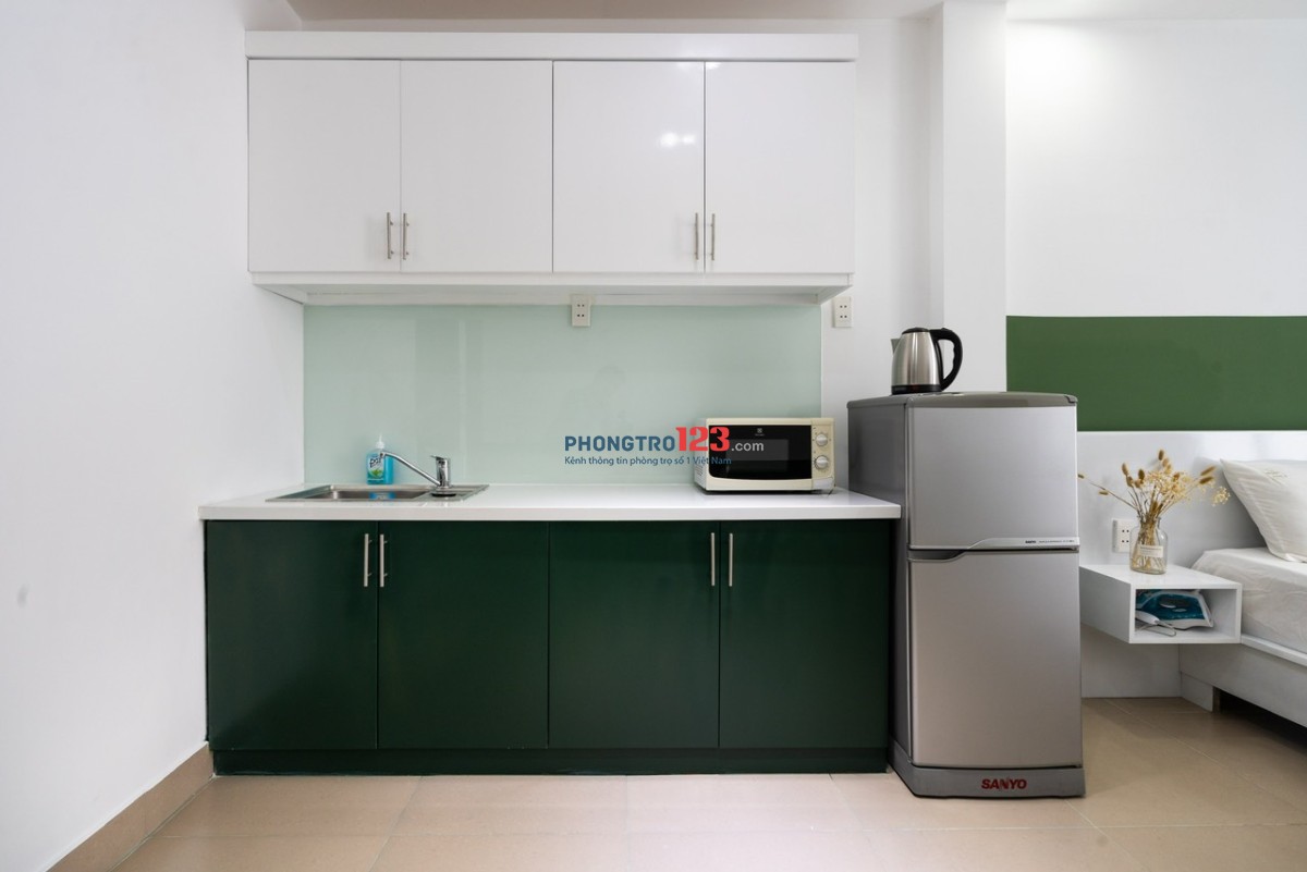 Căn hộ tone xanh lá 40m2 ban công view thành phố