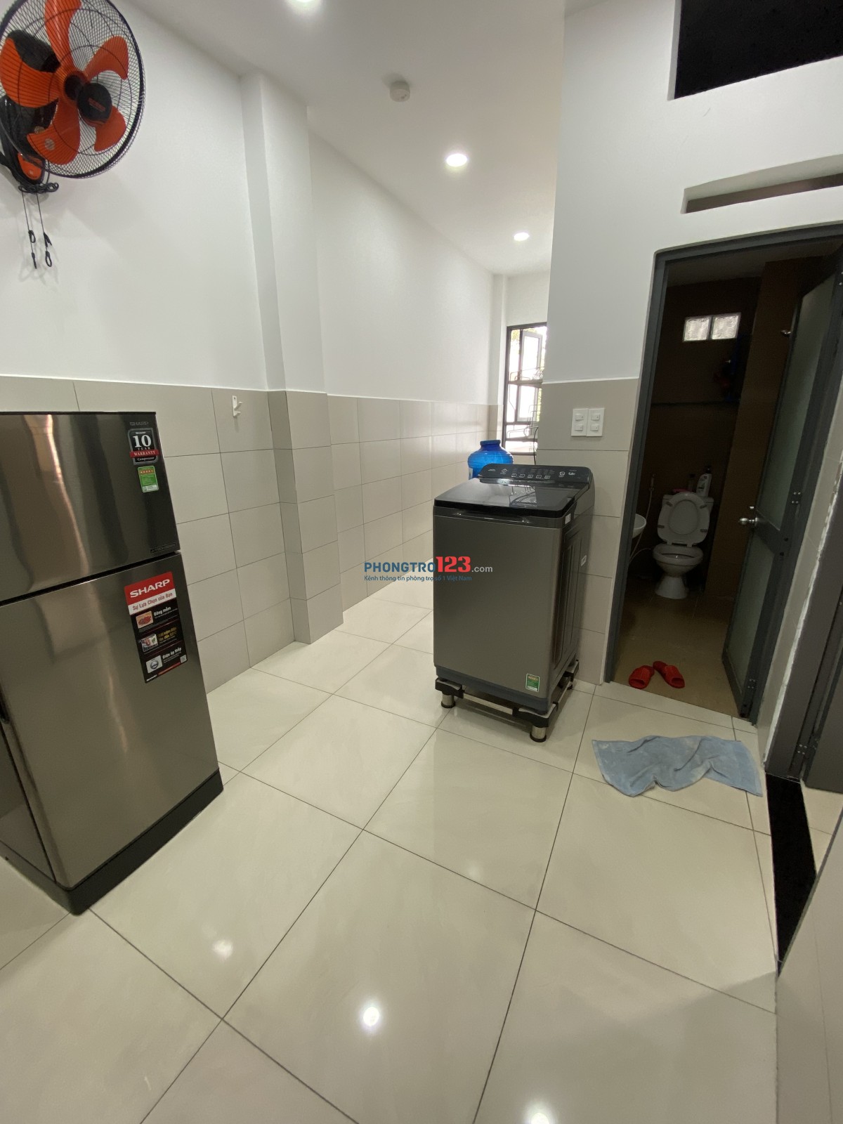 Căn cho thuê, có thang máy, máy lạnh, tủ lạnh, máy giặt, toilet riêng, có hệ thống phòng cháy tự động